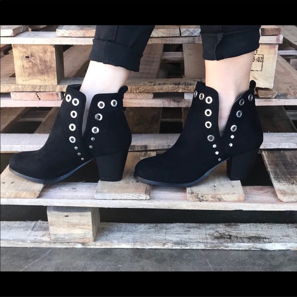 Black V-cut Silver Grommet heel Bootie - Picture 5 of 5